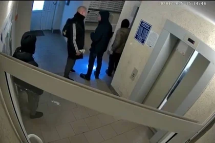 Gənc oğlan süpürgəçi və lift ustasını narkoman zənn edərək onlara hücum edib